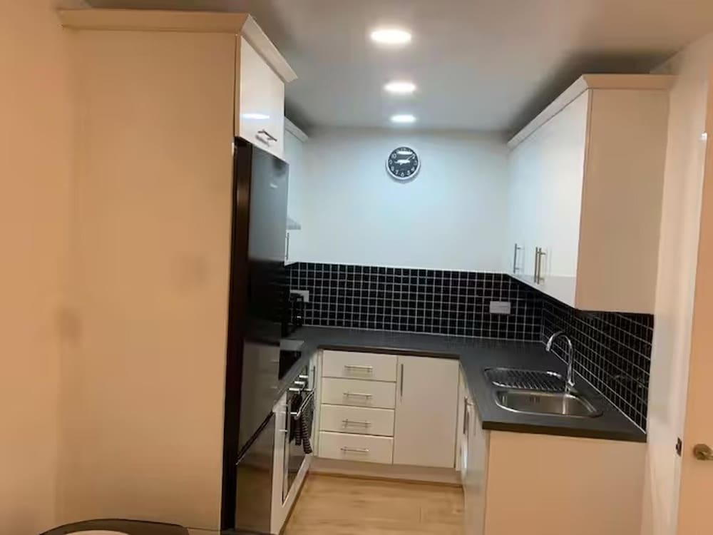 4 Guests - Free Parking - Easy Access to London