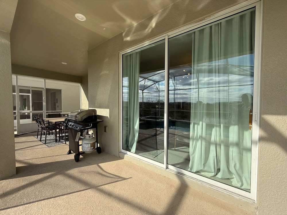 Upstay Luxury Living w Pool Hot Tub Cinema
