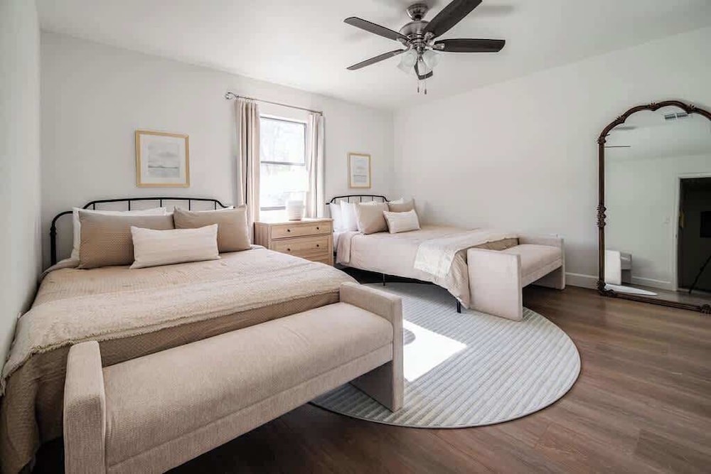Luxe Poolside Retreat W/sauna-minutes From Downtown!