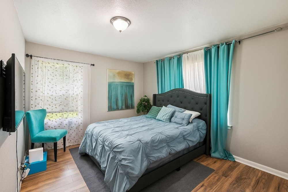 Cozy Temple Home Fenced Yard & Wi-fi 3 Bedroom Home