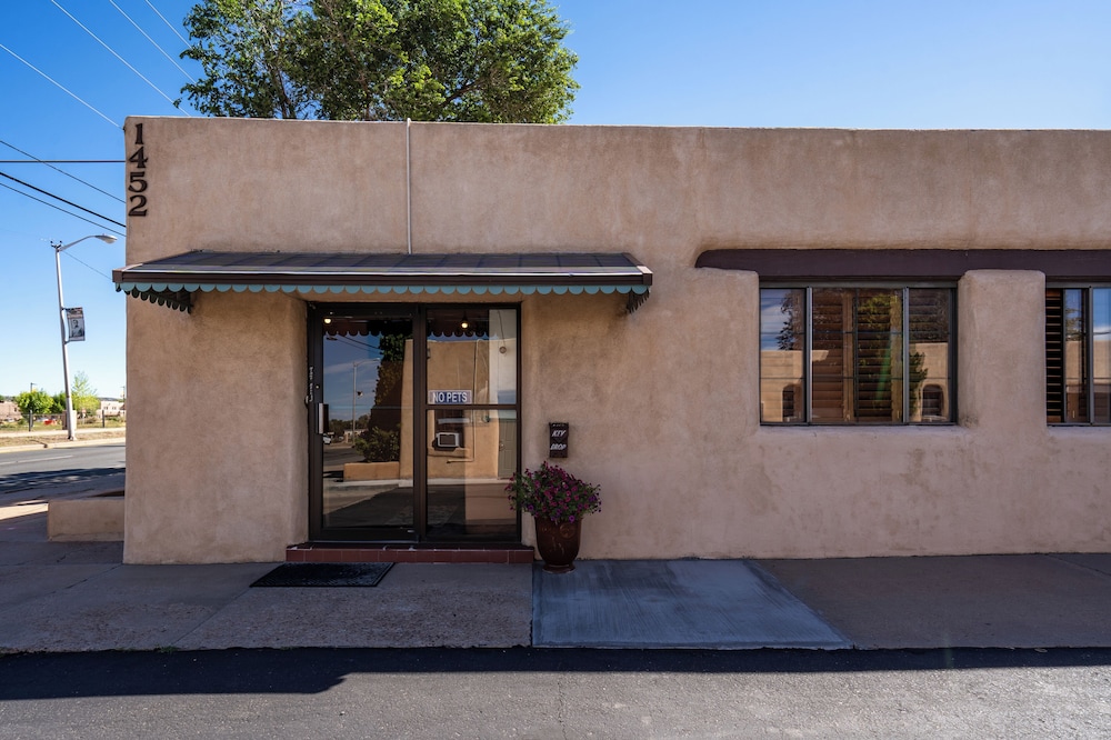 Hotel King's Rest Court Inn - Image 1