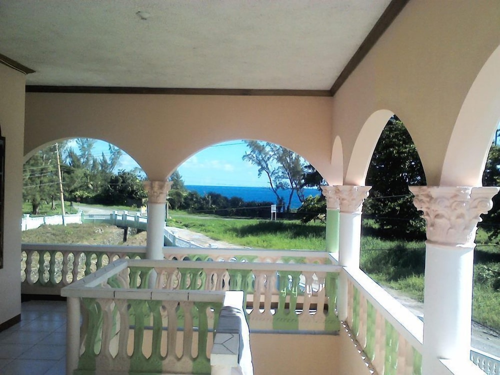 Hotel Dolphin Bay Yoga Guest House - Image 1