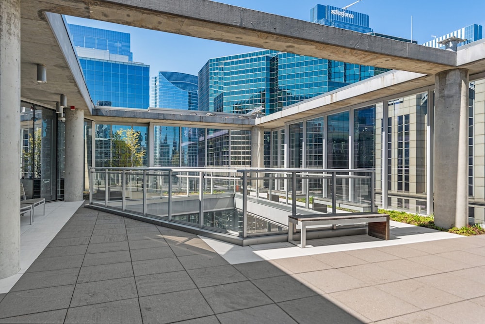 Loop City Views 2BR Apt Near Riverwalk