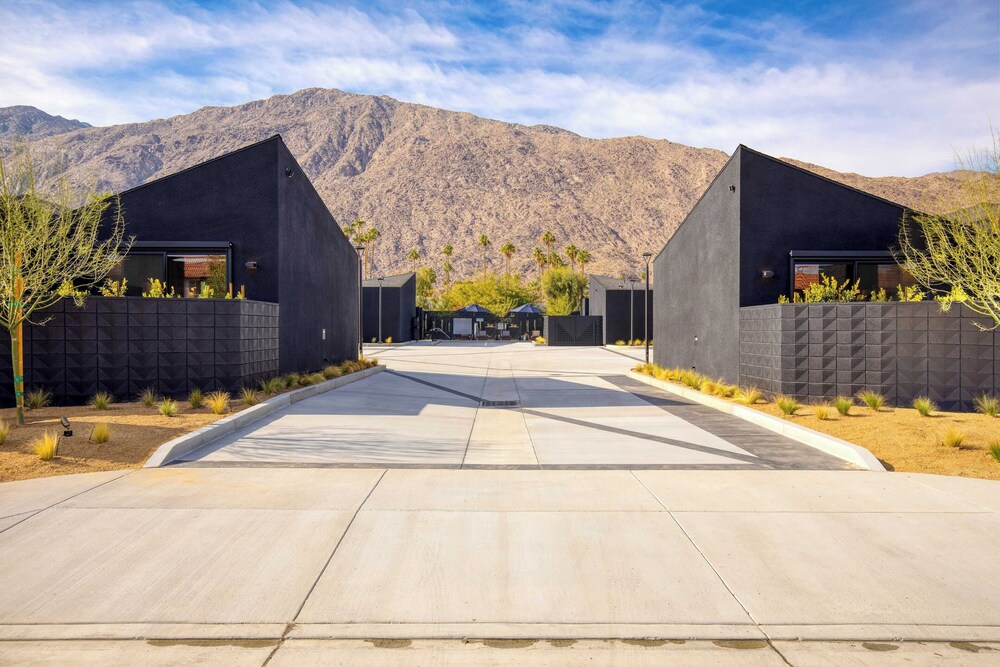 Blackhaus B : 4 Bedroom Suite by Avantstay 4-rooms