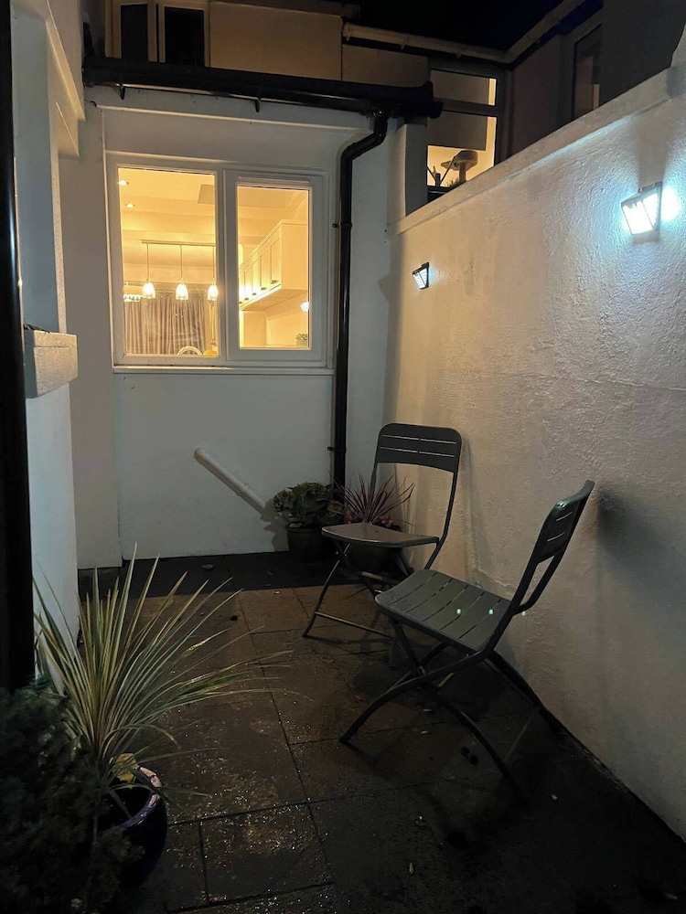 Charming 3-bed Cottage - Private Garden & Parking