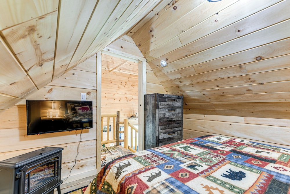On-site Creek Access: Pet-friendly Cosby Cabin!