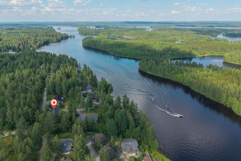 Scenic Lakeside Cabin in Tahko - Hot Tub