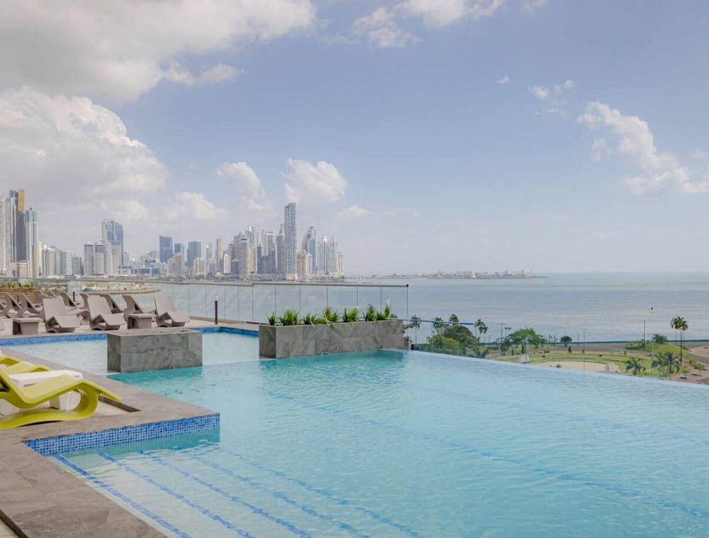 Oceanfront Designer Apartment PH The Sands, Next to Hilton