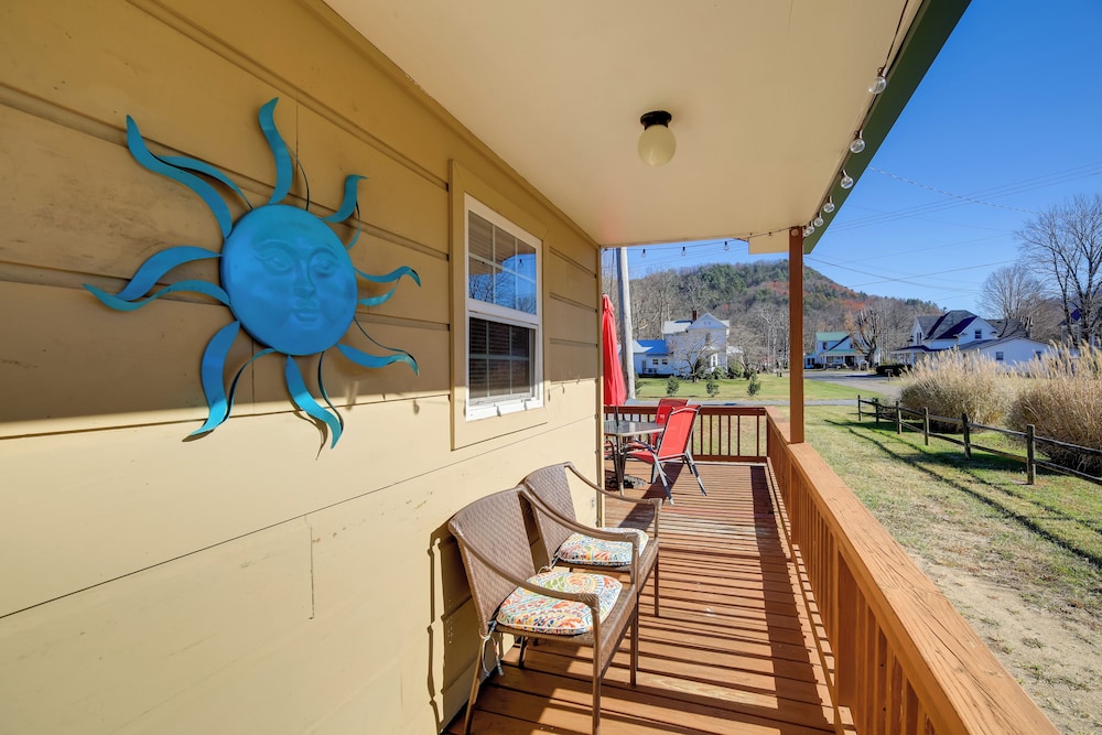 < 1/2 Mi to Damascus Town Park: Cozy Cabin w/ Deck