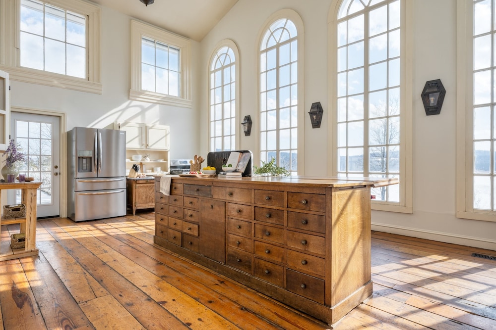 Shakespeare on the Hudson by Avantstay Two Home Buyout on the Hudson River! 22 Bedrooms! view 3