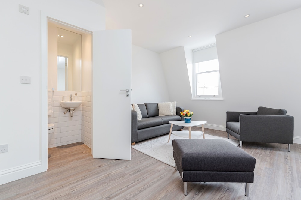 Soho Apartments by BaseToGo