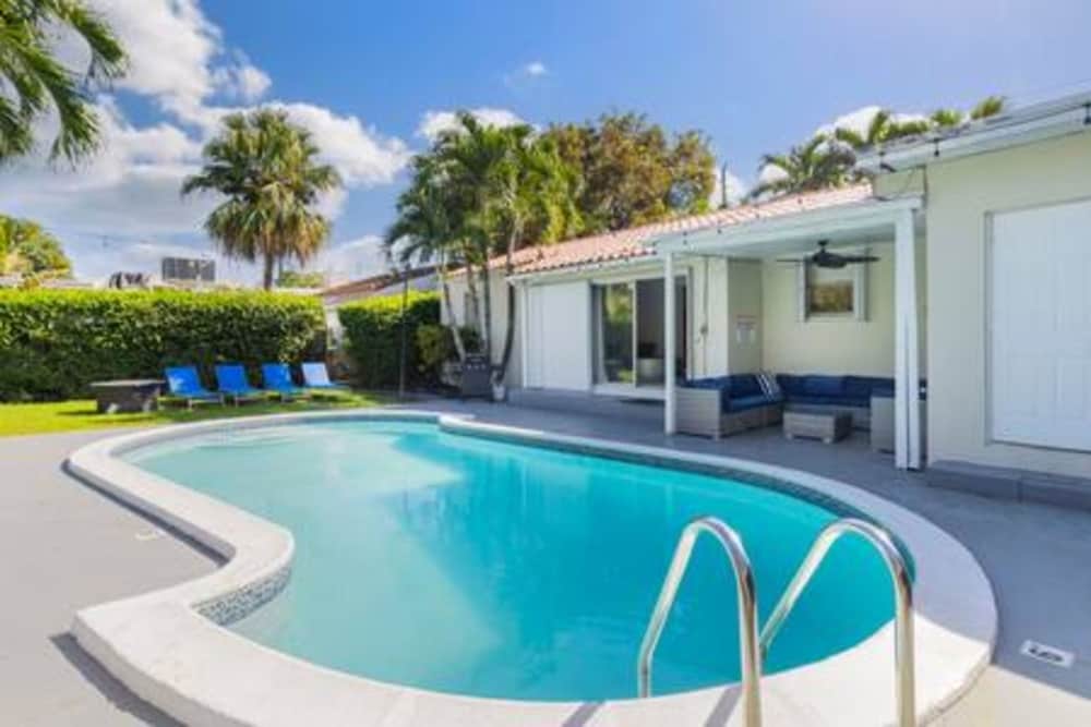 437 NE 107th Pool Hot Tub Patio 5 Bedrooms 3 Baths Parking