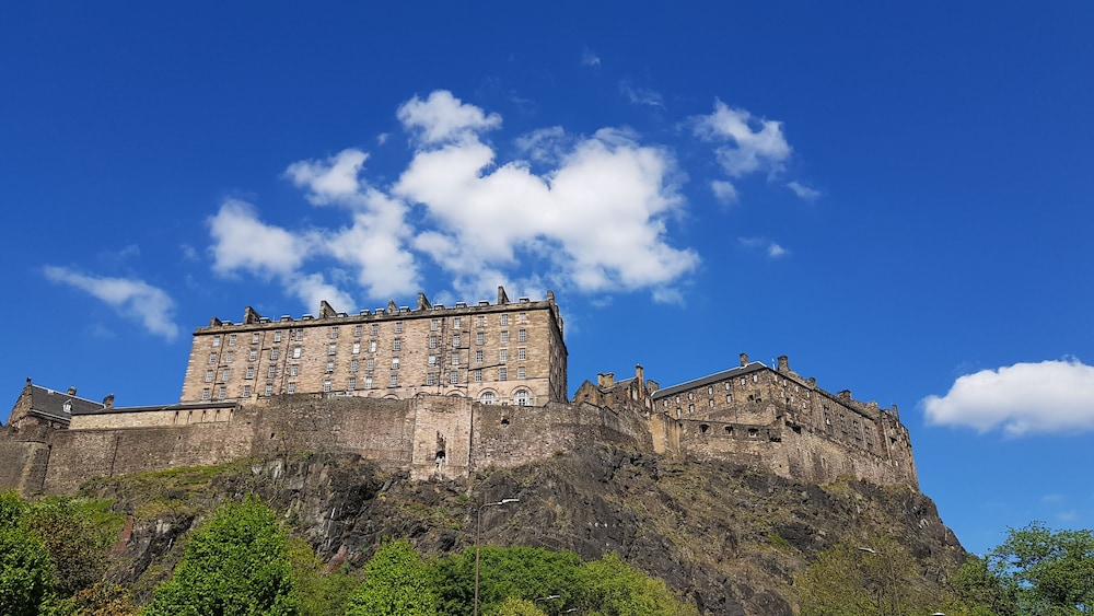 Luxury Central Old Town Suite Edinburgh view 5