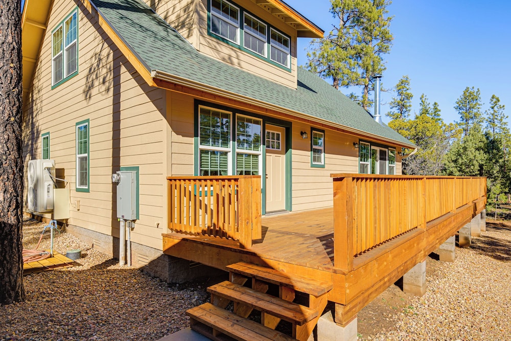 Pet-friendly Blue Ridge Cabin: Wraparound Deck!