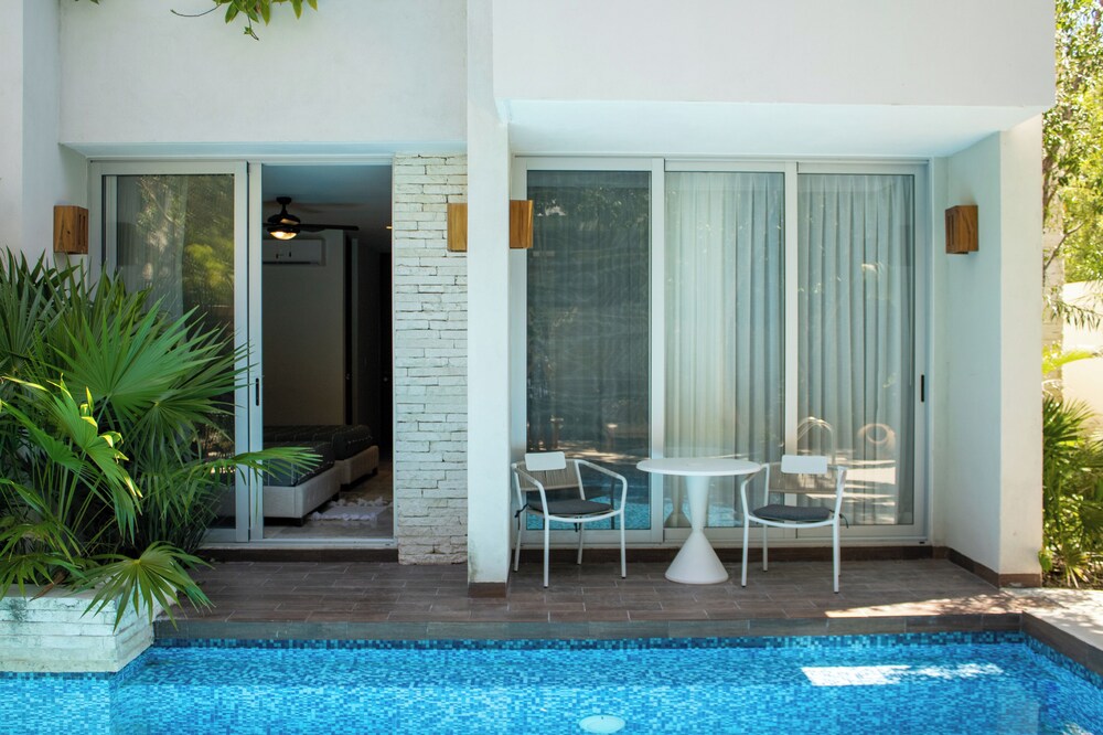 NHOA 111A 2BR Condo Pool access