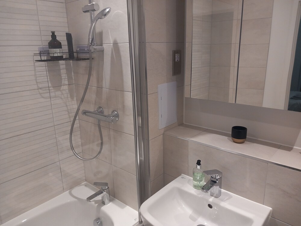 Room-charming Loughton Apartment With Ba