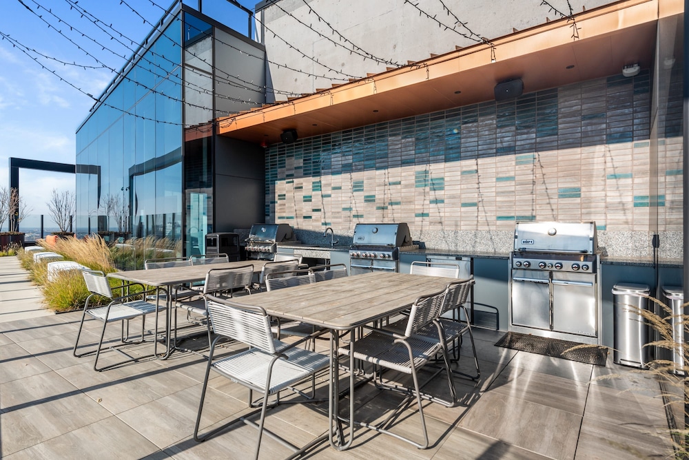 Fulton Market Group Hub 2 Units Walk to Dining