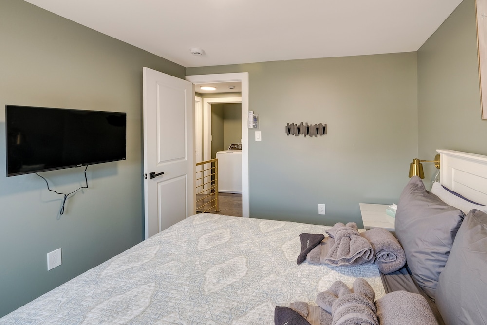 Family Friendly: Modern Retreat in Fort Washington