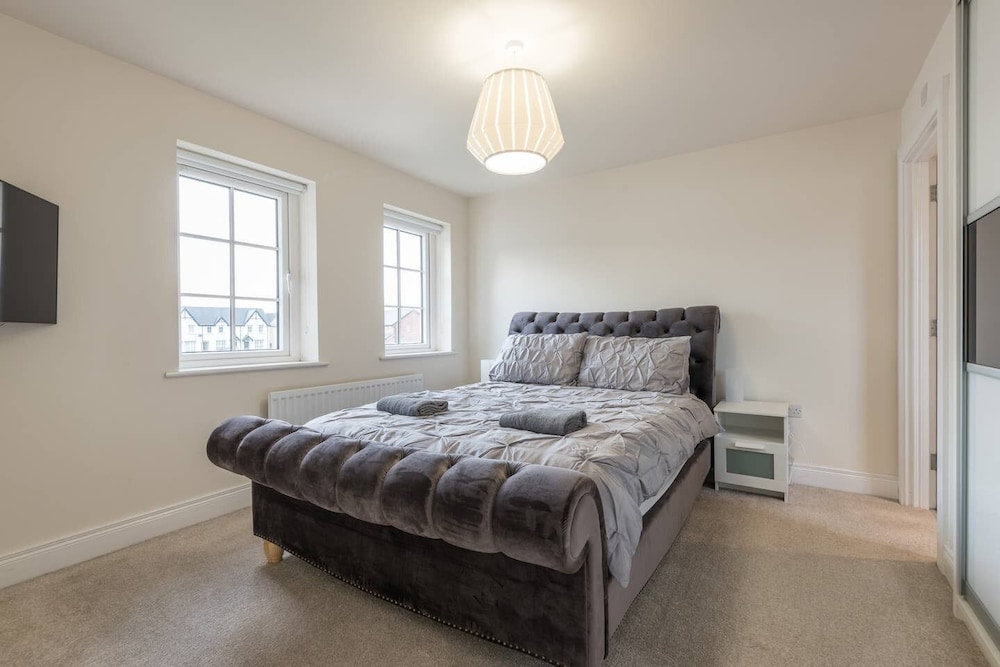 Stylish & Modern 3 Bedroom Home view 2