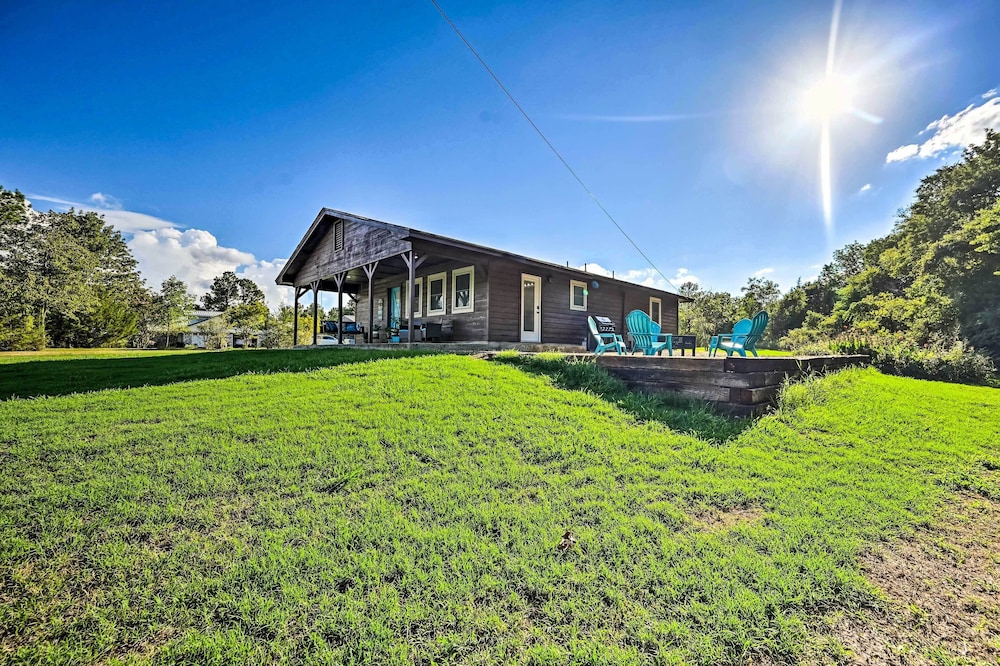 Broken Bow Retreat w/ Large Yard + Fire Pit! view 3