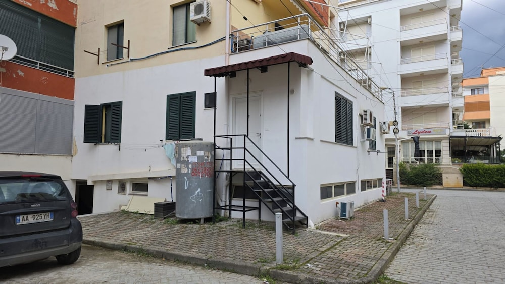 Tirent Apartment - Cozy Bedrooms Stay by Golem Beach.