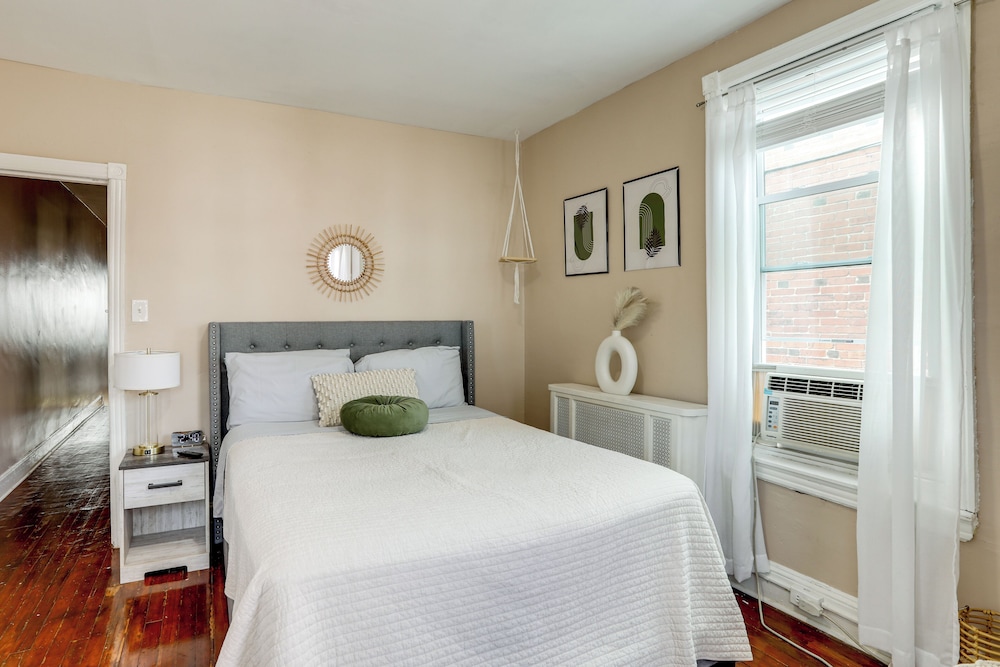 Private Backyard Jawn! Multi-level Philly Rowhouse