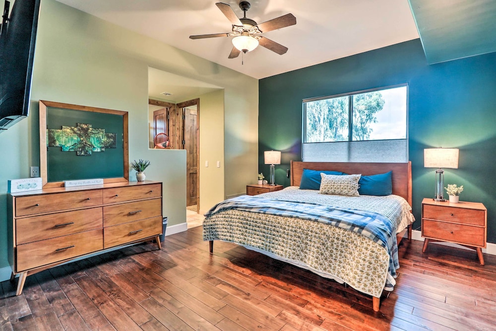 Lavish Estate w/ Sports Court & Home Theater! view 4