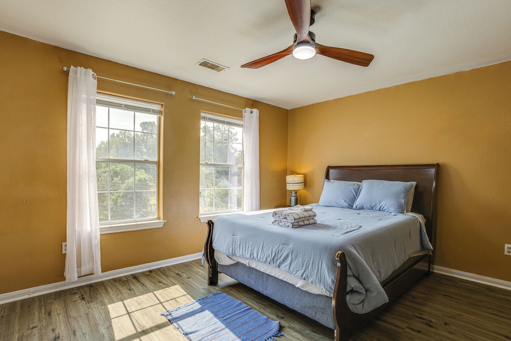 11 Mi to Dtwn Houston: Pet-friendly Home w/ Yard!