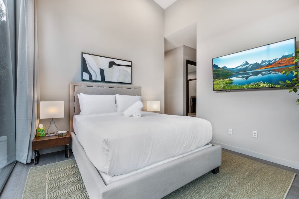 Coldwater Canyon - A Sophisticated & Elegant Estate - Image 3