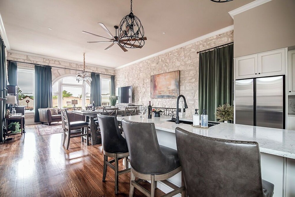 The Bank on Main St - Historic Luxury Suite W/rooftop Deck Overlooking Main Street