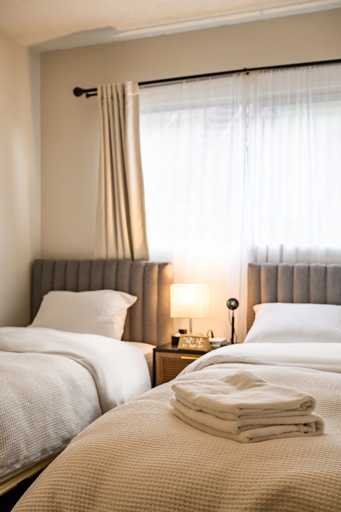 Modern Cozy Retreat Stylish Stay With Patio Parking