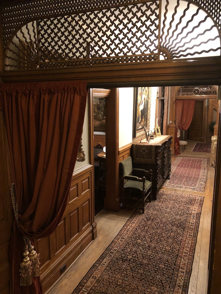 Vineyard Mansion & Carriage House Bed & Breakfast