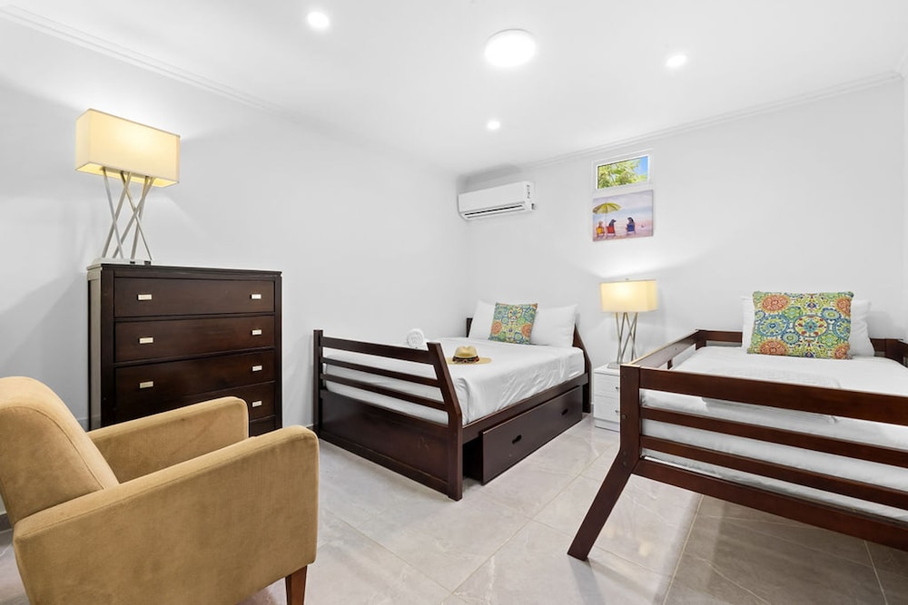 Urban 5BR Private Pool Getaway 10 Min- Bch