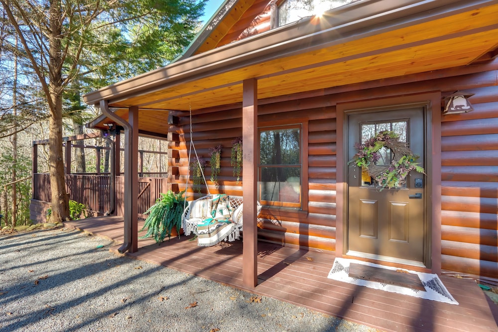 Fire Pit, Hot Tub & Grill: Murphy Family Retreat!