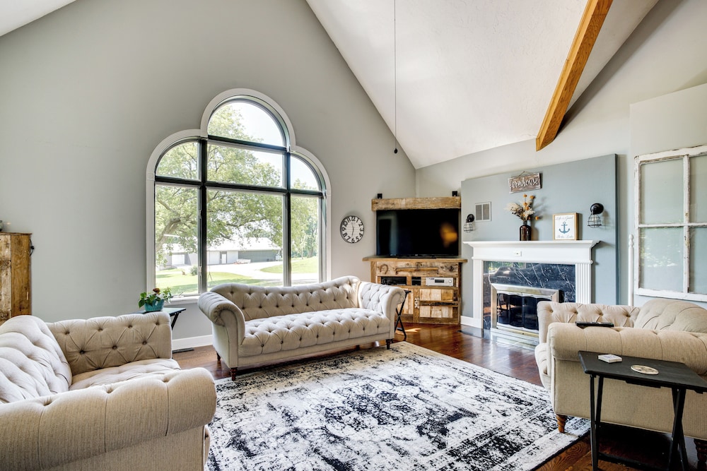Spacious Family Villa w/ Decks in Chilton!