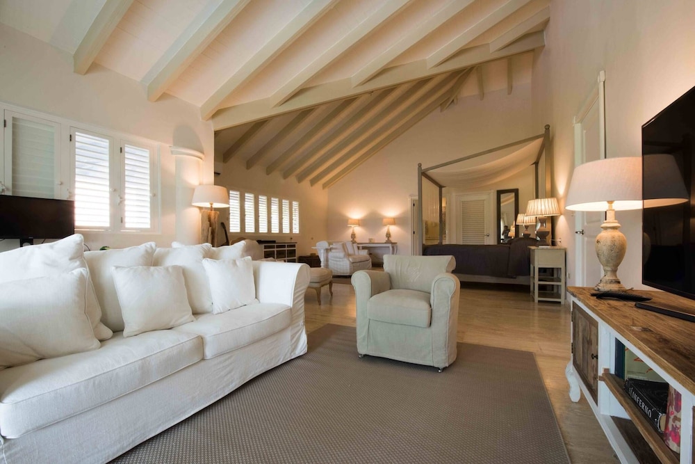 7 Bedrooms Luxury Colonial Villa Complete New 2017