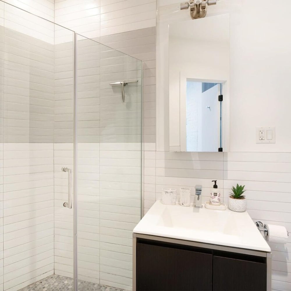 403-2e Newly Renovated Studio UES