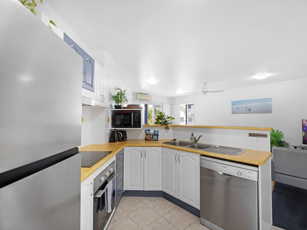 2-bed Escape With Pool, Steps From Torquay Beach