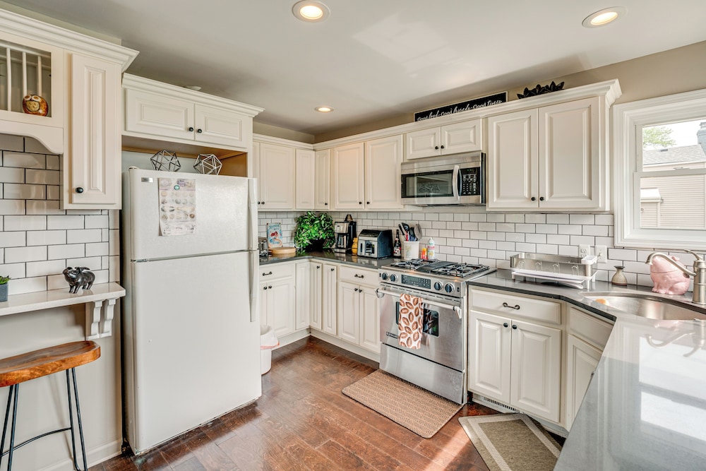 Canal-front St Clair Shores Home: 2 Mi to Dtwn
