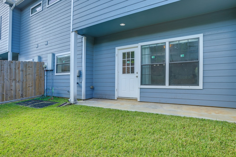 Yard & Workspaces: Luxe Duplex Unit in Houston