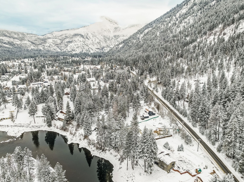 All Seasons River Inn