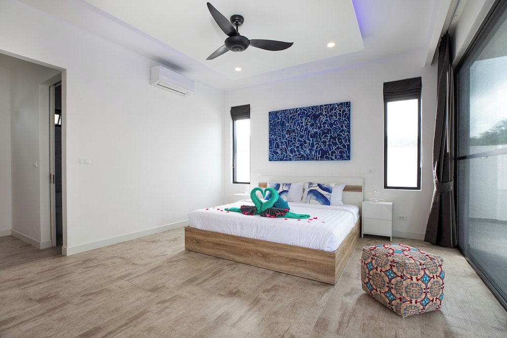 Modern 5 Bedrooms Pool Villa Curtis