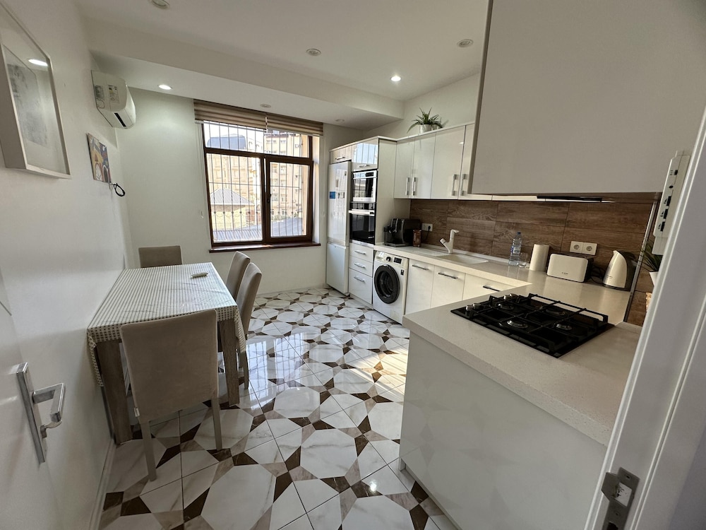 Charming 2-bed Apartment in Baku City Center