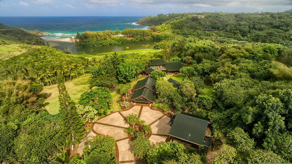 Sea Song in Kilauea With 4 Bedrooms and 6 Bathrooms