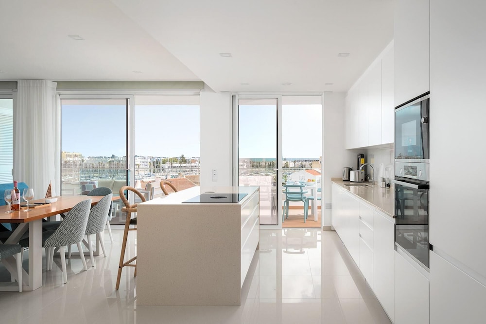 Anchor Down Deluxe Lagos Apartment by Ideal Homes view 5