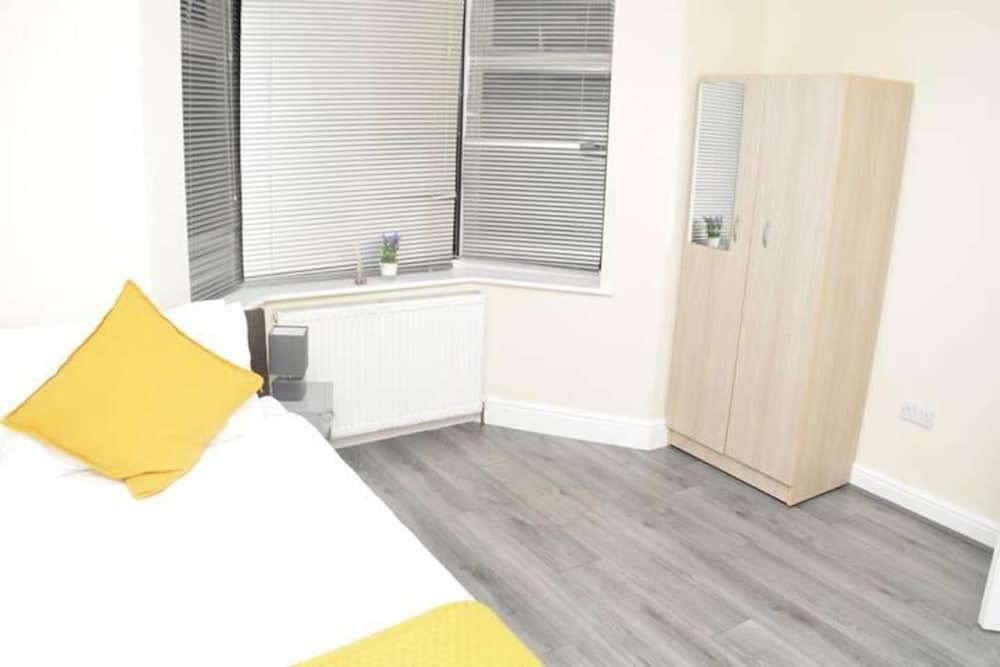4 Bedroom House in Grays - Sleeps 6 & Parking