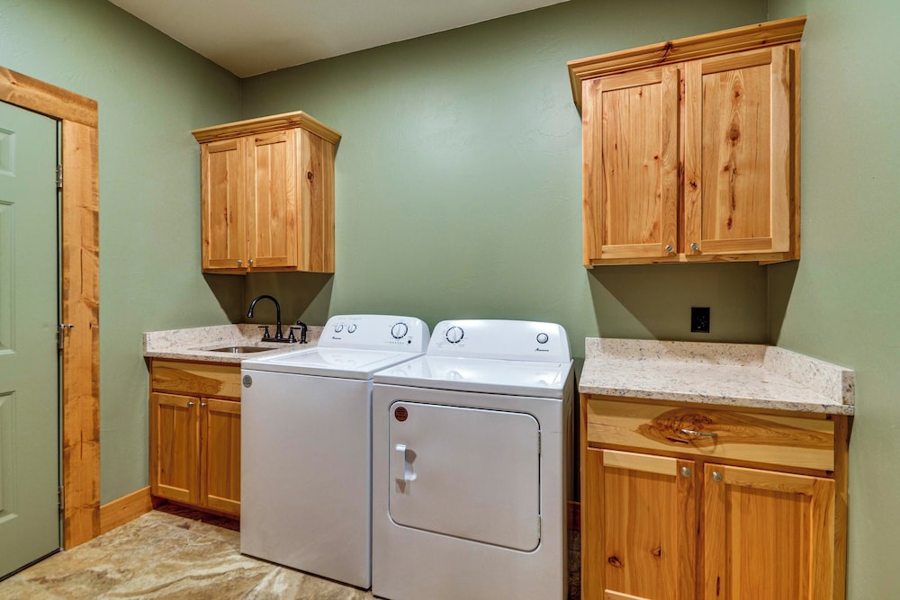 Spacious Cody Townhome: Private River Access!