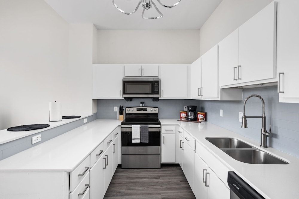 Indianapolis Vacations - 2BR 2BA The Block Apartment - CozySuites - Property Image 14