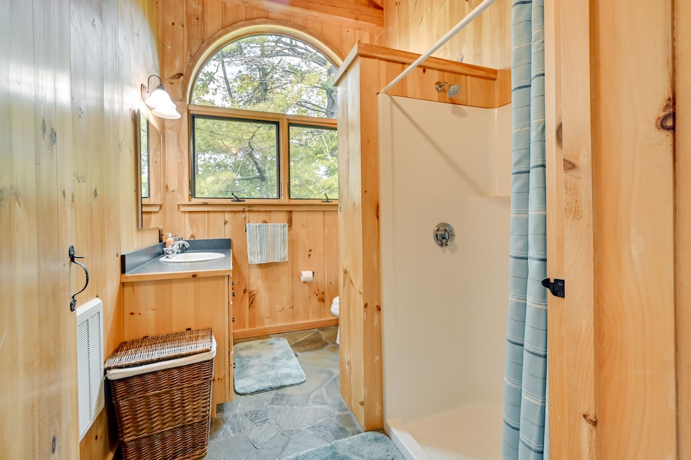 Lakefront Westhampton Cabin w/ Beach + Kayaks!