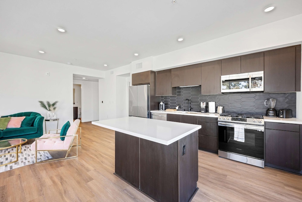 Luxury 2BR Hollywood Sign View by Oneluxstay